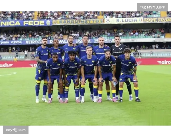 通讯：维罗纳主场球迷在保级关键胜利后涌入球场与球员共同庆祝。